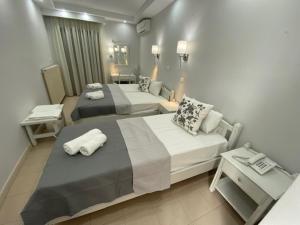 Cama ou camas em um quarto em Ifestos Hotel