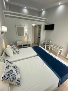Cama ou camas em um quarto em Ifestos Hotel