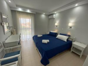 Cama ou camas em um quarto em Ifestos Hotel