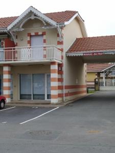 a parking lot in front of a hotel at Au Cordouan in Le Verdon-sur-Mer