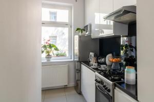Kuchyňa alebo kuchynka v ubytovaní Parkowa 33 Apartment Sopot + 10 fotografií