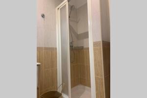 a bathroom with a shower with a tub and a toilet at Apartamento primera línea de Mar Enjoy the view in Blanes