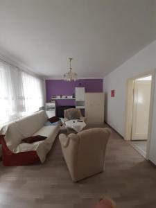 sala de estar con sofá blanco y sillas en Ferienwohnung Runge I, en Schönhauser Damm