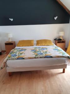 Een bed of bedden in een kamer bij Hôtel - Restaurant l'Hortensia