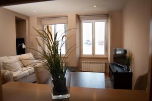 - un salon avec un vase sur une table dans l'établissement HOLIDAY HOMES Figueras AT, à Castropol