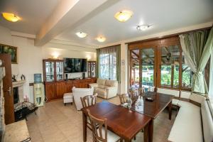 a living room with a table and a couch at Vila Gardenia in Gumoshtnik