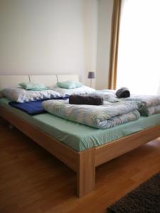 een bed met twee kussens erop bij Vörösmarty Apartman Miskolc - Belváros - downtown in Miskolc