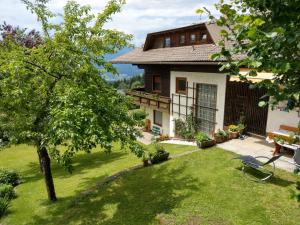Blick auf ein Haus mit Garten in der Unterkunft Ferienwohnungen Eggarter in Fresach