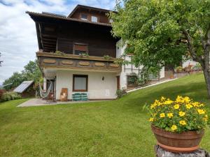 Ein Garten an der Unterkunft Ferienwohnungen Eggarter