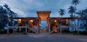 eine Darstellung eines Hauses bei Nacht mit Palmen in der Unterkunft Chula Beach Resort in Khanom