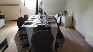 mesa de comedor con mantel blanco y negro en Cosy F3 proche de DisneyLand Paris en Meaux