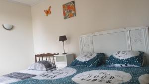 1 dormitorio con 2 camas con almohadas en Cosy F3 proche de DisneyLand Paris en Meaux