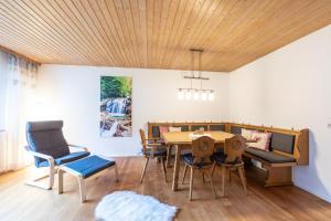 a dining room with a table and chairs at Chalet Annemarie Hohenschwangau in Hohenschwangau
