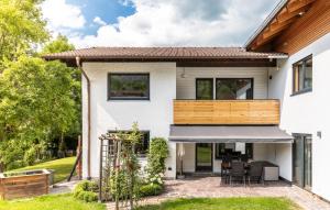 een huis met een terras en een balkon bij Chalet Annemarie Hohenschwangau in Hohenschwangau