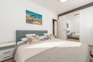 Gallery image of Mediteran luxury penthouse with jacuzzi in Mandre