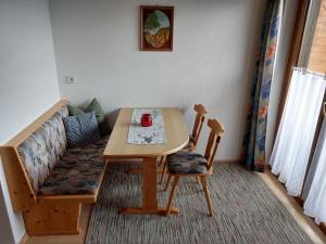 ein Wohnzimmer mit Tisch und Couch in der Unterkunft Ferienwohnungen Eggarter in Fresach