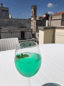 kieliszek zielonego wina siedzącego na stole w obiekcie Il rifugio di Vaaz w mieście Sammichele di Bari