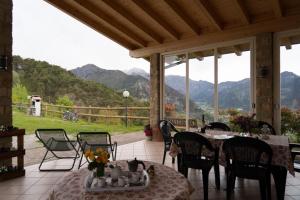 トレモージネ・スル・ガルダにあるAgriturismo Al Franetの山の景色を望むパティオ(テーブル、椅子付)