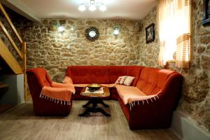 sala de estar con sofá y mesa en Old House Kontic en Nikšić