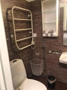 a bathroom with a toilet and a sink at Vandrarhemmet Östergatan in Skövde +14 photos