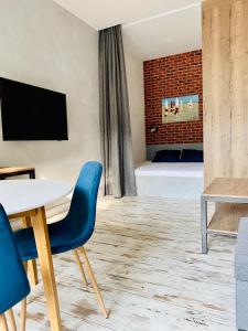 Televízia a/alebo spoločenská miestnosť v ubytovaní MAGNIT Apartments у самого моря