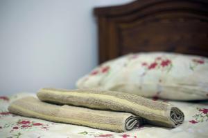 zwei gefaltete Handtücher auf dem Bett in der Unterkunft Old House Kontic in Nikšić