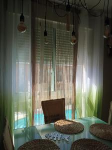 a dining room with a table and chairs and a window at Sol de Poniente in Salamanca