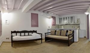 uma sala de estar com duas camas e um sofá em Nicolas House em Rakhídhion