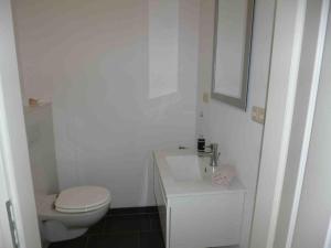 een witte badkamer met een toilet en een wastafel bij Ambiente in Westerholz