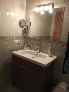 La salle de bains est pourvue d'un lavabo et d'un miroir. dans l'établissement Sol de Poniente, à Salamanque