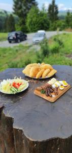 una mesa con dos platos de comida. en Tulean Cabin, en Săcel