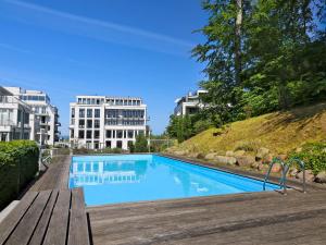 een zwembad met een gebouw op de achtergrond bij Villa "Paula" F501 - Penthouse strandnah mit Kamin und umlaufender Dachterrasse in Ostseebad Sellin