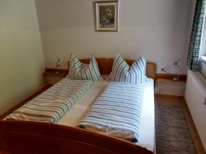 Ein Bett oder Betten in einem Zimmer der Unterkunft Ferienwohnungen Eggarter