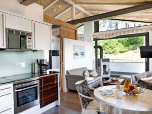 een keuken en een woonkamer in een tiny house bij Villa "Paula" F501 - Penthouse strandnah mit Kamin und umlaufender Dachterrasse in Ostseebad Sellin