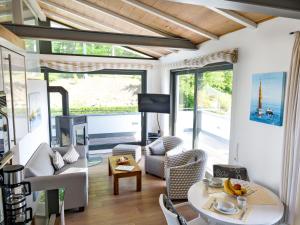 ein Wohnzimmer mit einem Tisch und Stühlen in der Unterkunft Villa "Paula" F501 - Penthouse strandnah mit Kamin und umlaufender Dachterrasse in Ostseebad Sellin