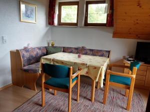 ein Wohnzimmer mit Tisch und Stühlen und einer Couch in der Unterkunft Ferienwohnungen Eggarter in Fresach + 30 Fotos