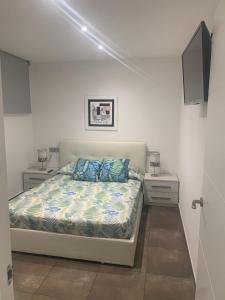 um quarto com uma cama e duas mesas de cabeceira em Calafell Torre Sol 4 em Calafell
