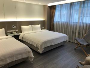 Postel nebo postele na pokoji v ubytování Golden Garden Hotel