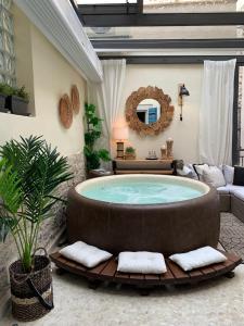 Apartment Luxury Palace No1 في سبليت: حوض استحمام ساخن كبير في غرفة مع أريكة
