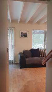 - un salon avec un canapé et une fenêtre dans l'établissement Lilacs Waterfront Villas & Cottages, à Albany