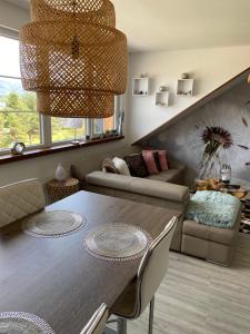 salon ze stołem i kanapą w obiekcie Deluxe apartmán Liščí kopec w Vrchlabi