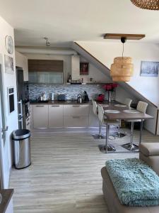 Kuchyňa alebo kuchynka v ubytovaní Deluxe apartmán Liščí kopec