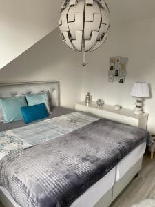 sypialnia z dużym łóżkiem i żyrandolem w obiekcie Deluxe apartmán Liščí kopec w Vrchlabi