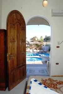 eine Tür, die in ein Schlafzimmer mit einem Pool führt in der Unterkunft Leyla Eco Resort in Luxor