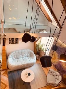 ein Wohnzimmer mit einem runden Tisch und einem Sofa in der Unterkunft Apartment Luxury Palace No1 in Split
