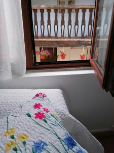 una ventana con macetas en el alféizar de una ventana en La casina de la bisa, en Soto de las Dueñas
