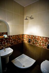 uma casa de banho com um lavatório e um WC em Rg Status Hotel em Paralia Katerinis