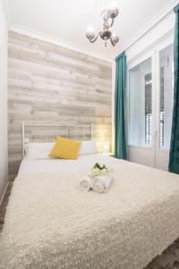 1 dormitorio con 1 cama grande y 2 toallas. en Apartamentos Day Madrid PLAZA DE ESPAÑA Centro Gran Via Sol Malasaña, en Madrid