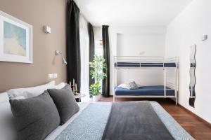 een slaapkamer met een bed en een stapelbed bij Momo Central Rome 3 in Rome