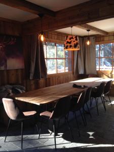 una gran mesa de madera en una habitación con sillas en chalet clémentine, en La Tania